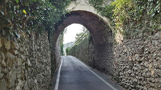 Il ponte sulla via storica che conduce al centro di Asolo